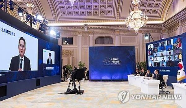 This photo provided by the presidential office of South Korea shows President Yoon Suk Yeol (R) watching Samsung Electro<em></em>nics Co. Chairman Lee Jae-yong (L) speak in a video co<em></em>nference during the leaders' session of the AI Seoul Summit at Cheong Wa Dae in Seoul on May 21, 2024. (PHOTO NOT FOR SALE) (Yonhap)