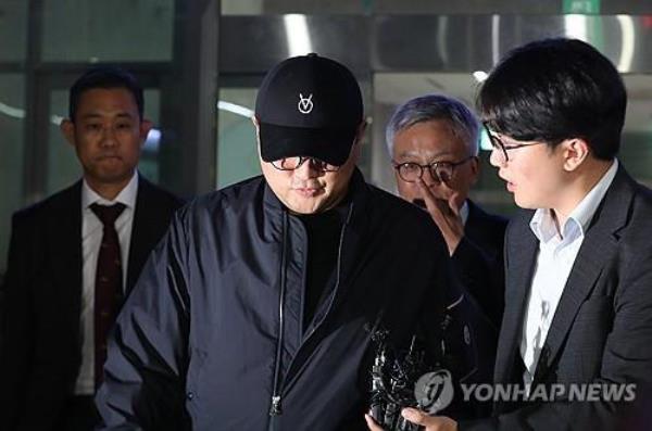 Popera singer Kim Ho-joong speaks after facing police questio<em></em>ning at the Seoul Gangnam Police Station in Seoul on May 21, 2024. (Yonhap)