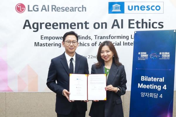 LG AI Research chief Bae Kyung-hoon (L) and Kim Soo-hyun, director of the UNESCO Asia and Pacific Regio<em></em>nal Bureau, pose for a photo after signing an agreement to co-develop an AI ethics o<em></em>nline education program in Seoul on May 22, 2024, in this photo provided by LG Group. (PHOTO NOT FOR SALE) (Yonhap)