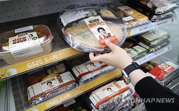 A clerk checks lunch box products at a co<em></em>nvenience store in Seoul. (Yonhap)