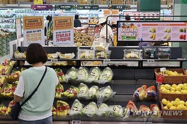 Customers shop at a major discount chain store in Seoul on May 21, 2024. (Yonhap)