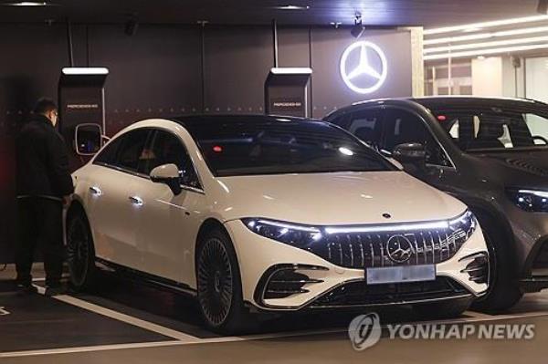 This file photo shows a Mercedes-Benz EV charging station in Seoul. (Yonhap)