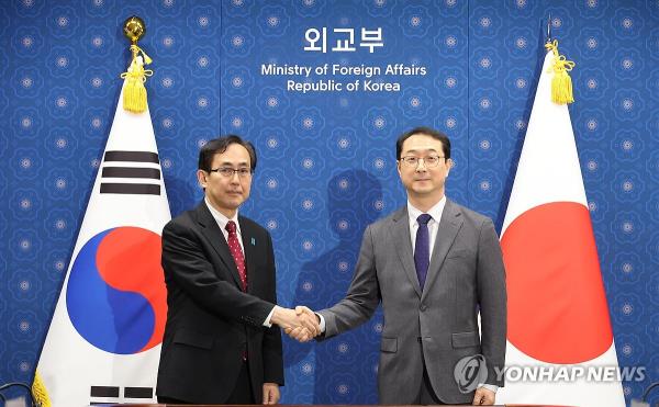 Kim Gunn, South Korea's chief nuclear envoy, shakes hands with his Japanese counterpart, Hiroyuki Namazu, ahead of their talks at the foreign ministry in Seoul on Jan. 17, 2024. (Pool photo) (Yonhap) 