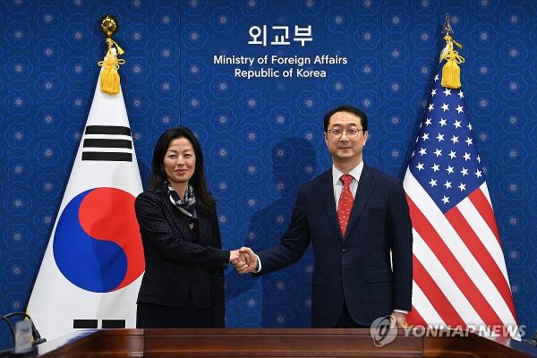 Kim Gunn, special representative for Korean Peninsula peace and security affairs, shakes hands with Jung Pak, U.S. senior official for North Korea, ahead of their bilateral talks at Seoul's foreign ministry on Jan. 18, 2024. (Pool photo) (Yonhap)