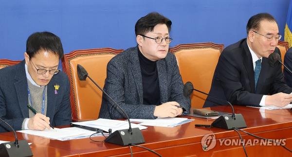 Rep. Hong Ihk-pyo (C), the floor leader of the main opposition Democratic Party, speaks at a policy coordination meeting at the Natio<em></em>nal Assembly in Seoul on Jan. 25, 2024. (Yonhap)