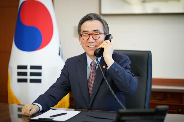 Foreign Minister Cho Tae-yul holds phone talks with his Australian counterpart, Penny Wong, on Jan. 25, 2024, in this photo provided by his office. (PHOTO NOT FOR SALE) (Yonhap)