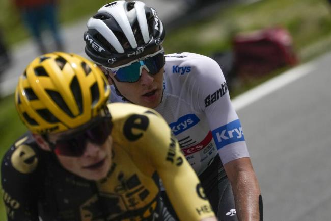 Denmark’s Jo<em></em>nas Vingegaard leads Slovenia’s Tadej Pogacar during the sixth stage of the Tour de France, Thursday, July 6, 2023. (Thibault Camus / ASSOCIATED PRESS)