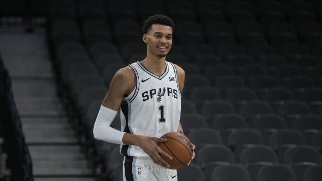 Spurs first-round draft pick Victor Wembanyama handles the ball following an introductory news co<em></em>nference in San Antonio, Saturday, June 24, 2023. (Eric Gay / ASSOCIATED PRESS)