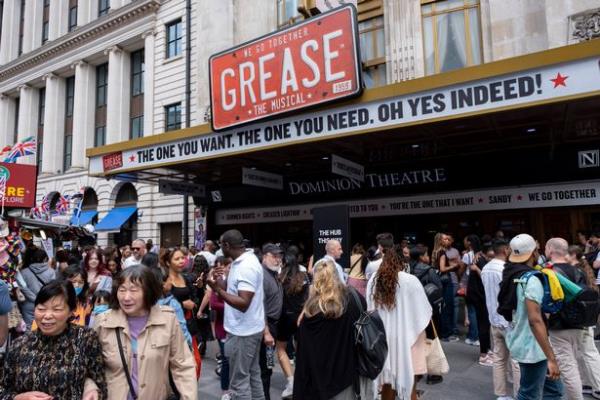 The audience members were kicked out after theatregoers kicked off